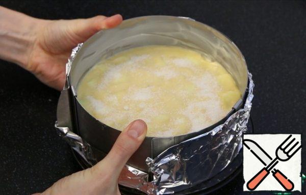 I put it in the form, level it out. By the way, the size is 19 cm. Grease the sides with butter. Sprinkle sugar well on top. Ideally, of course, brown, but we don't have that)
And I send it to the oven preheated to 170 degrees. The baking time is at least an hour. Better focus on your oven. If you greatly increase the temperature, the cake will darken well (because of the honey). And so it is evenly baked and acquires a golden, appetizing crust. I baked for 40 minutes under foil, then 35 minutes without it.