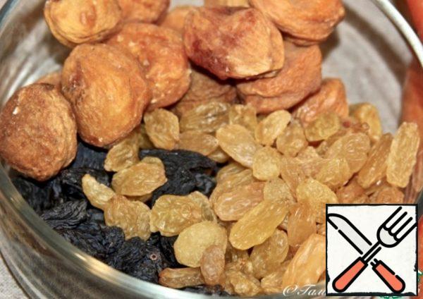 Dried fruits. Here, of course, you need to take the choicest. Don't even doubt it.