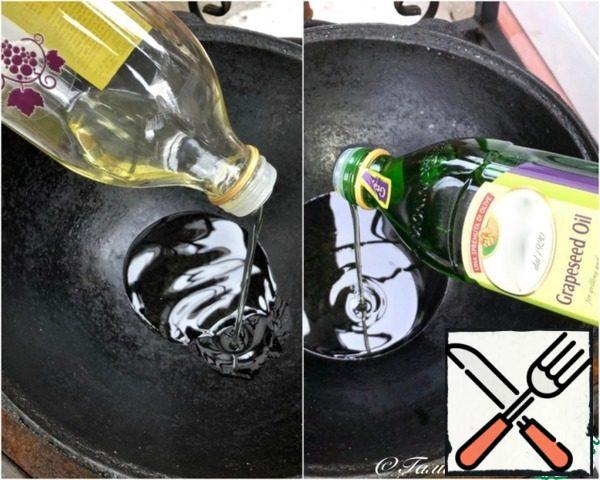Start cooking.
We warm up the cauldron and pour vegetable oil into it. Two hundred grams. Which oil should I take? A matter of taste. I extracted it from grape seeds. And the mixture turned out because there were less than a hundred grams left in one bottle. I had to add from the second one.
