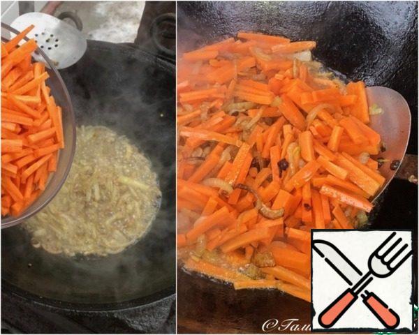 Then-traditionally. First I sent the onion to the cauldron. Although Marat advised to start with carrots. But it was probably a stereotype and a habit that worked for me. In General, as the onion becomes opaque, send the carrots to the cauldron and constantly stirring …