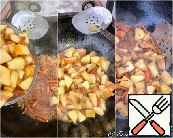 Then the quince goes to the cauldron. The part that broke into pieces. Stir a little, even without deep frying, as well as protoplasm.
