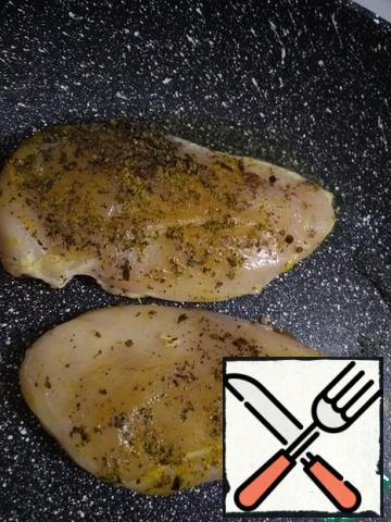 As soon as the pita is cooked, add a little oil to the pan and fry the chicken fillet until it is brown on both sides, turn off the stove, close the lid and leave.