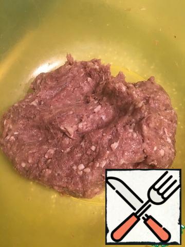 Prepare minced meat, it can be absolutely any. I have venison and pork in equal proportions this time.
Add the onion, salt and pepper, and knead thoroughly.