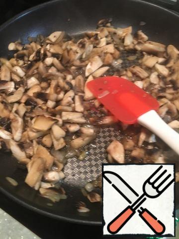 Fry the mushrooms until the liquid is completely evaporated.