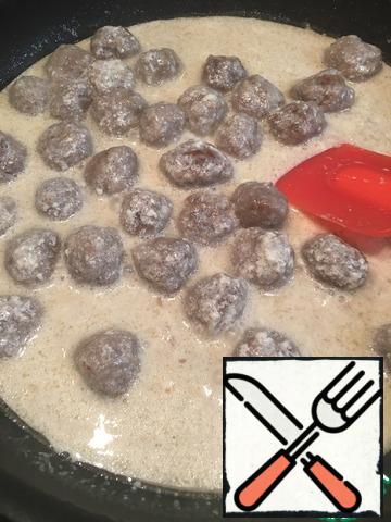 Sour cream is diluted with a small amount of water (you can use cream).
Pour the meatballs with the resulting sauce.