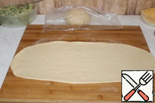 Roll out one piece of dough into a rectangle 5-7 mm thick.