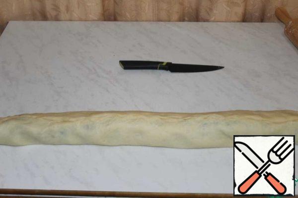 Roll it into a roll, pinching the ends well.