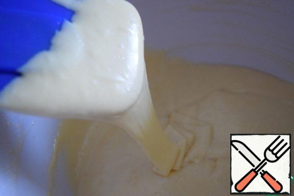After entering the vegetable oil, do not mix the dough for a long time. The consistency resembles thick sour cream.