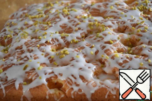 For the glaze, dilute the powdered sugar with hot water until creamy and apply to the cake.
You can sprinkle chopped pistachios on top.