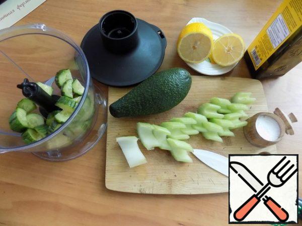 Preparing food. To prepare the dip, we will need a chopper or blender. Cut all the pieces. We release the avocado from the skin and remove the bone. With avocado, it is best to work with a ceramic knife. It won't darken it for a long time.