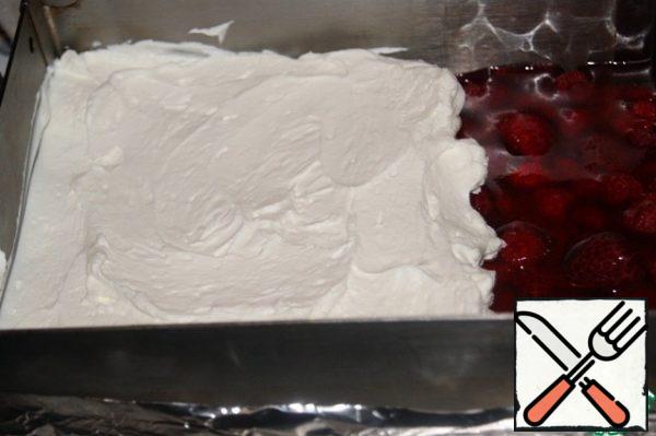 Apply the cream evenly over the jelly and send it to the refrigerator.