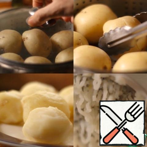 Place the washed potatoes in a steamer with the skin. Cook until soft for 20-30 minutes.