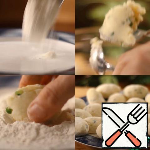 Using two tablespoons to form into a croquettes. You can also use an ice cream spoon. Dip the dough in the flour, then roll it out on your palm to form a ball, then gently squeeze it into an oval shape. Continue until the entire mixture is ready. There should be about 20 PCs. This is a good time to preheat the oven to 375 ° F - 190 ° C.