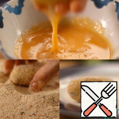 Beat 2 eggs and place the breadcrumbs on a plate.
Set the crumb with 2 beaten eggs and breadcrumbs.
Dip the croquette in the egg mixture, then in the breadcrumbs. Make a quick turn with the palm of your hand to make sure they are smooth. Lay aside.