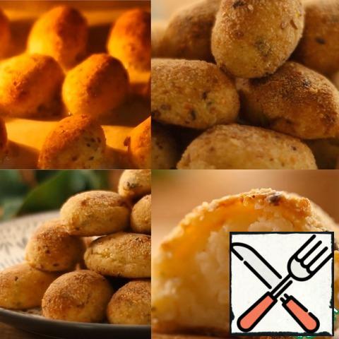 Once all the croquettes are brown, place them on a baking sheet on parchment paper. Bake in the oven for 20-25 minutes at 375 ° F-190 °.
Serve with love! Bon appetit.