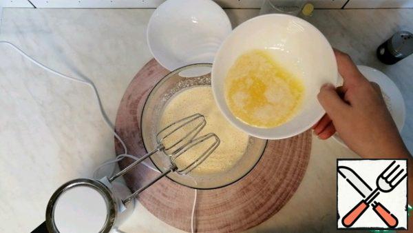 Then add 100 ml of milk, a pinch of vanilla and a pinch of salt.