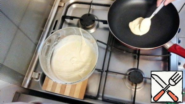 Put a dry pan on the smallest fire. Take one, maximum one and a half tablespoons of dough.