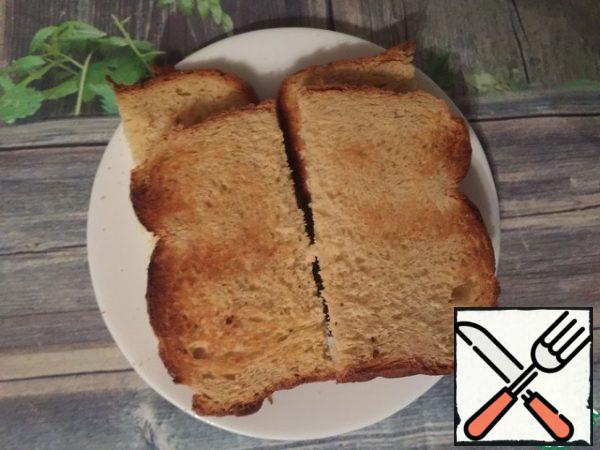 Make toast. I have mustard bread from the previous recipe. I use a toaster. You can grill. If there is neither, how do you live at all? Joke. Then you can just fry it in a dry pan.