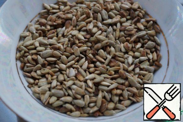 Fry the peeled sunflower seeds in a frying pan until they acquire a beige-brownish color. Cool.