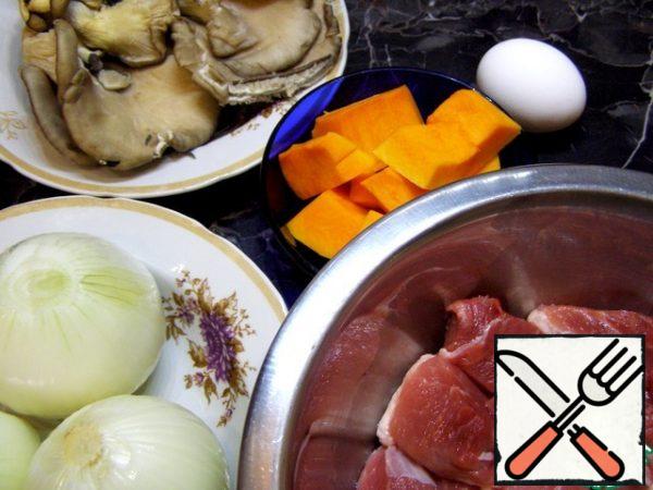 For minced meat, you will need meat, pumpkin and onion. You can add an egg, but this is not necessary. I put some pumpkin, about 10% of the meat weight.
Any mushrooms will do for the filling, I have oyster mushrooms.