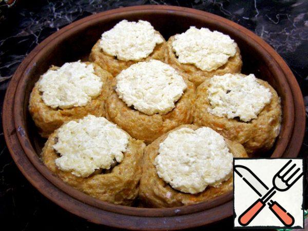 On top of each cutlet, put the cheese, grated on a coarse grater and pre-mixed with sour cream. Put the mold in the oven and bake the cutlets at 180-200 * C until golden brown, but not less than 20 minutes. Focus on your oven, I have cutlets cooking for 40 minutes.
Tip: before baking, pour a little water on the bottom of the mold - you will get an excellent onion gravy with a sweet taste, which you can pour over ready-made cutlets - it's delicious!