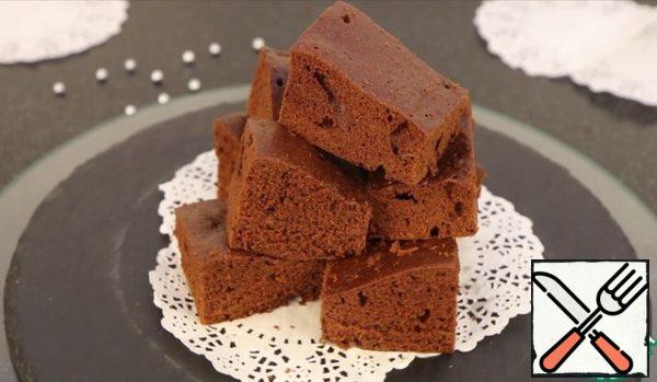 You can cut into portions and invite everyone to tea.
You can also sprinkle with powdered sugar or cocoa, pour chocolate or caramel.
Or you can even go further, smear with sour cream and get a real chocolate cake.