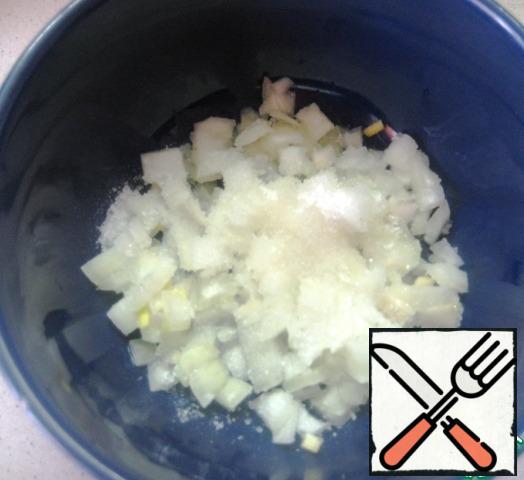 In a bowl, combine the chopped onion, add 1 tsp. without a hill of salt and sugar, pour in the vinegar.
