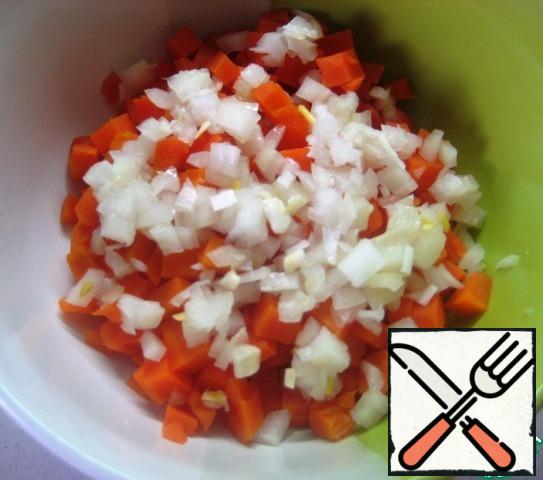 In a salad bowl, combine sliced boiled carrots, pickled onions.