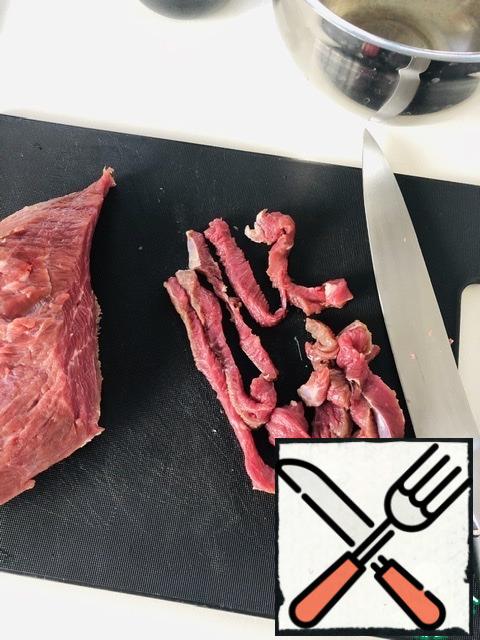 Cut the beef into long and thin pieces, 0.5 cm thick.