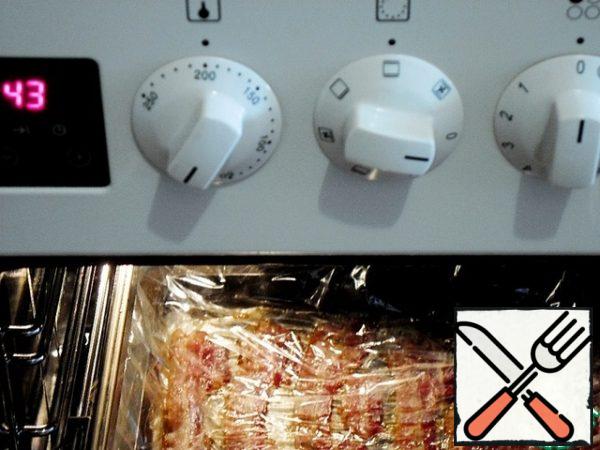 Sent a baking tray with bacon to bake in the oven, preheated to 200*C, heated top-bottom. Baked until the fat was melted. Then she took it out and spread it on a paper towel to free the bacon from any remaining fat, leaving it to cool and dry.