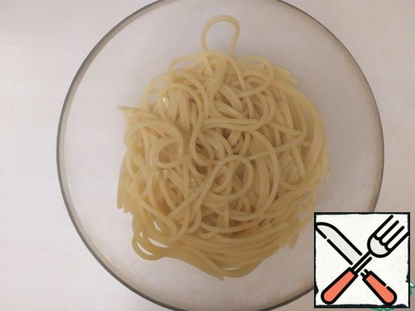As soon as the spaghetti is ready, we begin to act quickly so that they do not cool down.
Put them in a deep bowl.