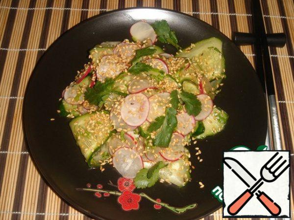Put the salad in a salad bowl, sprinkle with dried and browned sesame seeds in a dry pan. Garnish with coriander leaves and serve.