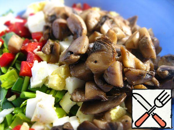 Wash the mushrooms, clean them and fry them in a small amount of vegetable oil until they are slightly browned.