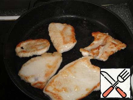 Cut the fillet into slices, roll it in flour and quickly fry it in vegetable oil. Cool slightly and cut into strips.