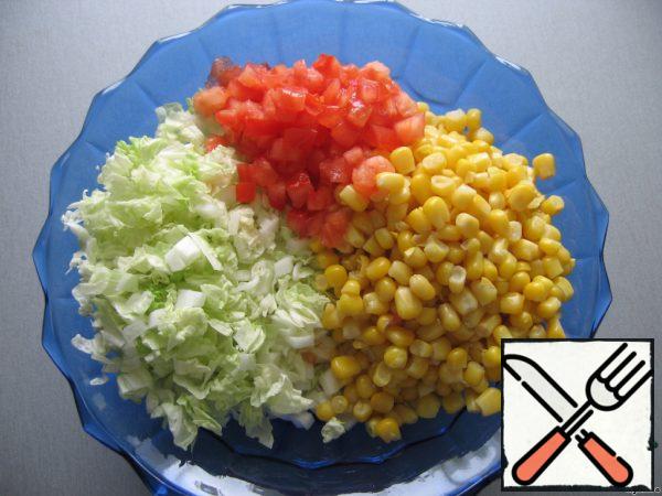 Add diced tomatoes and corn to the lettuce leaves. I very often do not add tomatoes, I prefer without them. :-)