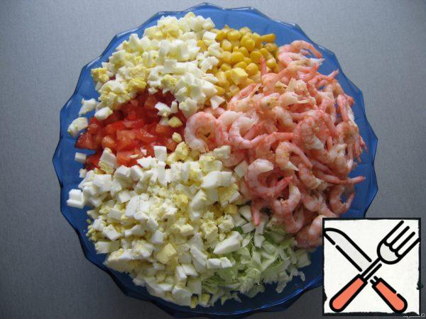 Then add the shrimp boiled in salted water and peeled, as well as diced eggs.