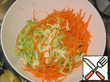 wash and dry the cabbage. Chop into strips.
Wash and peel the carrots. Grate on a Korean grater or cut into thin strips.Put the carrots and cabbage in a bowl, add salt and sugar to taste, and gently mash.
