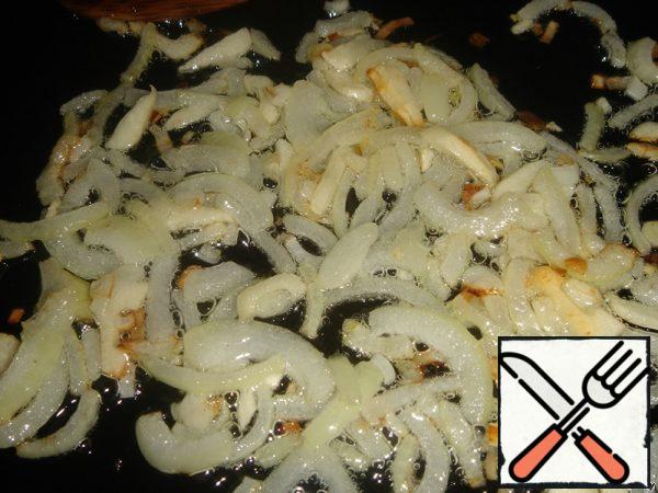 Chop the onion and garlic and fry in vegetable oil (1-2 tablespoons).