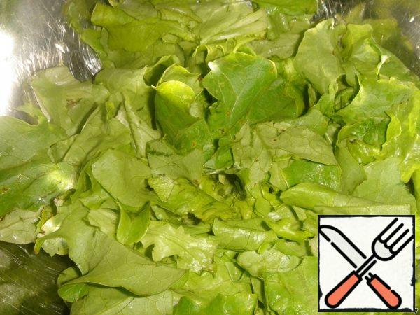 Tear the lettuce leaves with your hands.