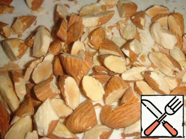 Lightly chop the almonds with a knife, the pieces should remain quite large.