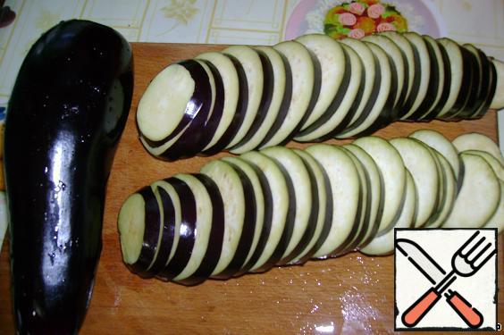 1. Cut the eggplant into circles.