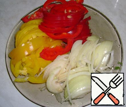 4. Cut onion and bell pepper into half rings.