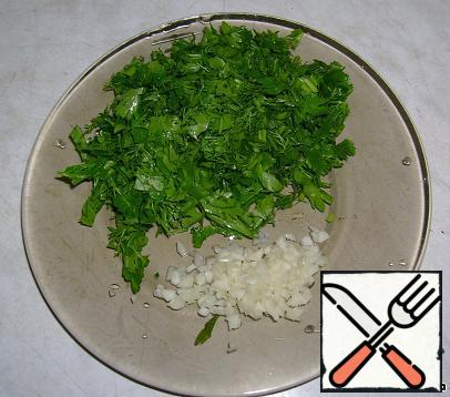5. Finely chop the garlic and chop the herbs.