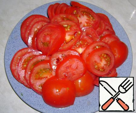 6. Cut the tomatoes into circles or if the tomatoes are large - halves of circles))))