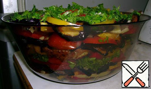 7. Put all the layers: fried eggplant, onion, tomatoes, garlic, herbs, fill with vegetable oil or mayonnaise! And so until you run out of food! Give a little (at least an hour) to soak!