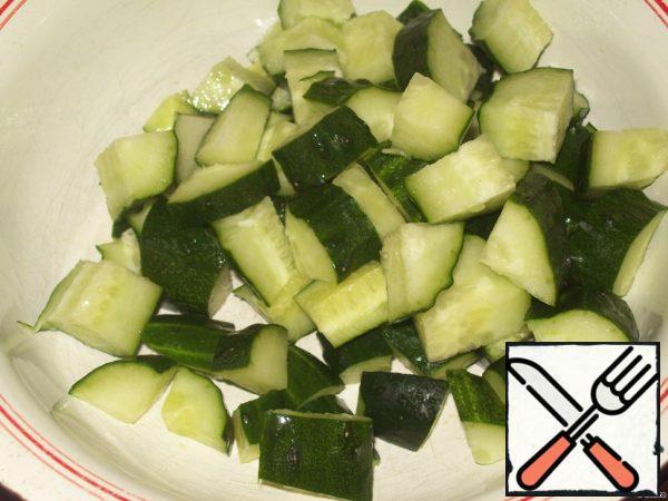 Cut cucumbers.
In the meantime, put the vegetable oil to warm.
Pour the cucumbers with soy sauce (it is instead of salt), sprinkle them with a little sugar and coriander seeds. Stir.