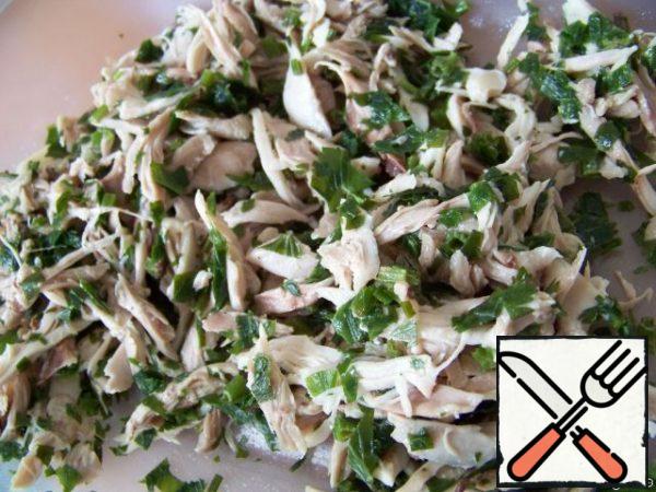 Cut the chicken fillet (or disassemble it into fibers, as you like). Chop the greens.
