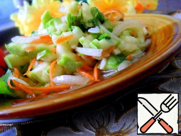 Stir, put in a salad bowl or on a dish, let stand for 10-15 minutes.