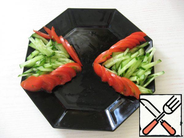 Cut the CUCUMBER into strips,
cut the tomato thinly, first in half, then in thin slices
and spread the sectors on a plate.