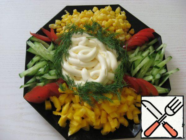 In the middle of the plate, add mayonnaise, then top with chopped crab sticks (you can also boil the shrimp).
If desired, cut the cheese into blocks (this is what my children do).
Then you mix all the beauty.